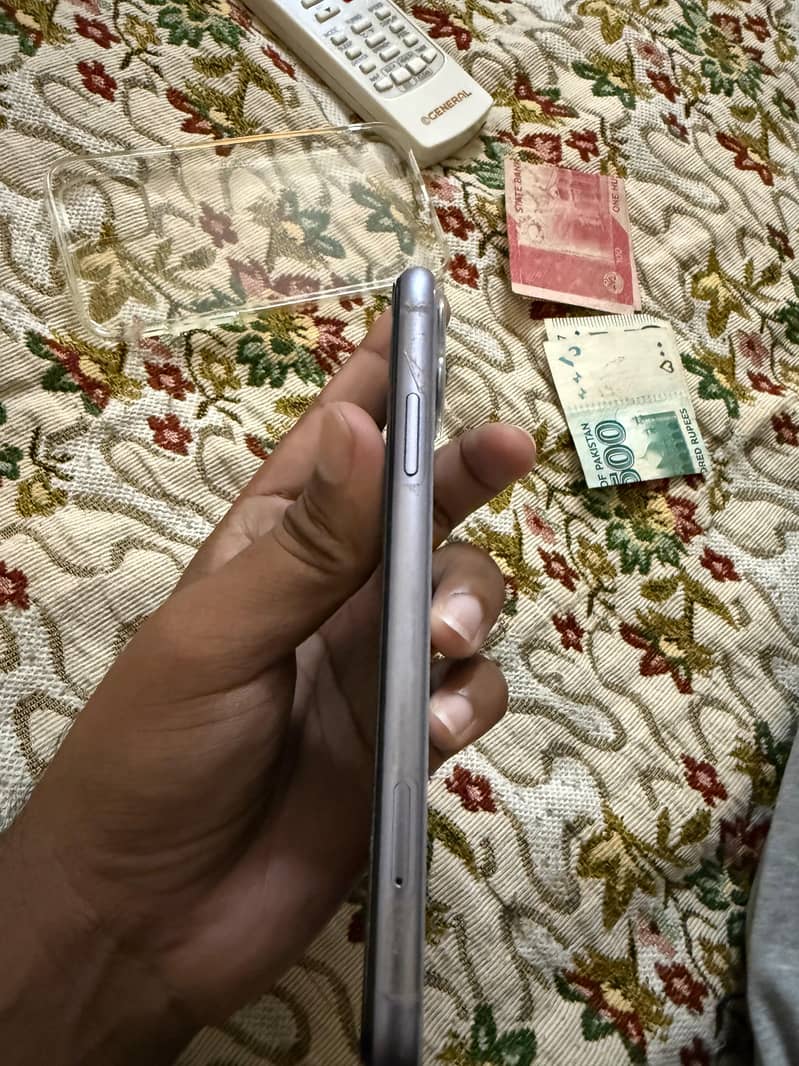 Apple iPhone 11 4