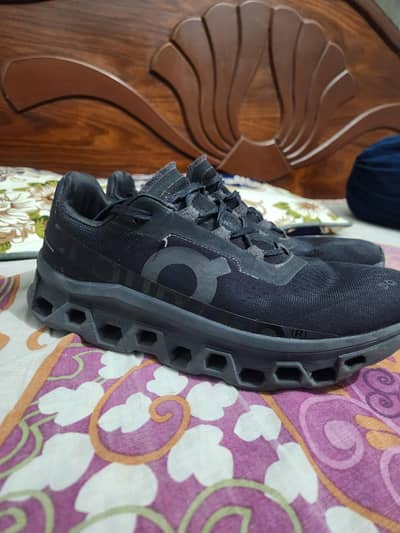 Oncloud Cloudmonster 2 shoes in size 9/9.5
