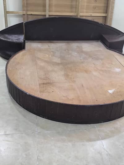 Queen size bed (with side tables)