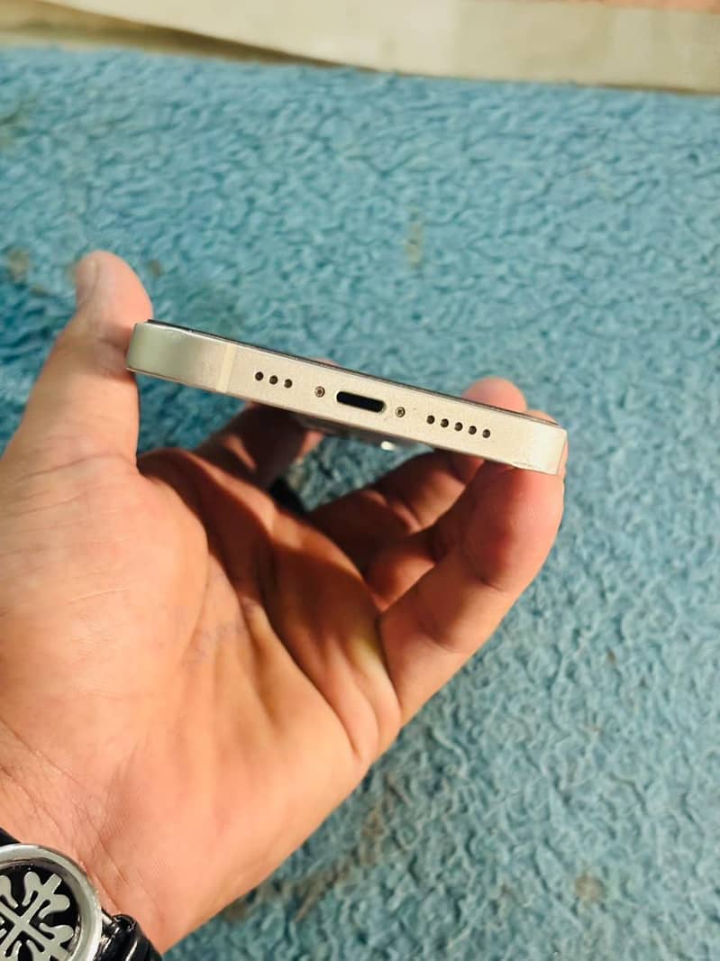 Apple iPhone 13 8