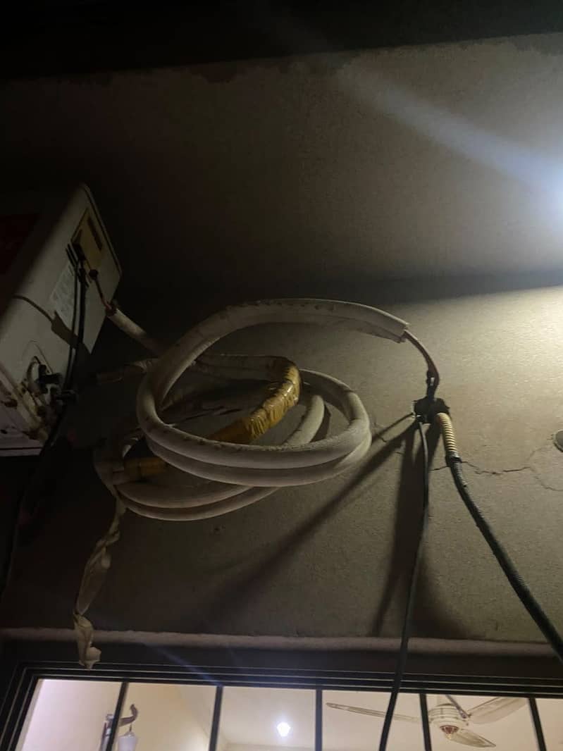 Split type room air conditioner outer unit 1