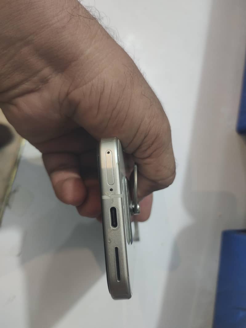 Google Pixel 9 5