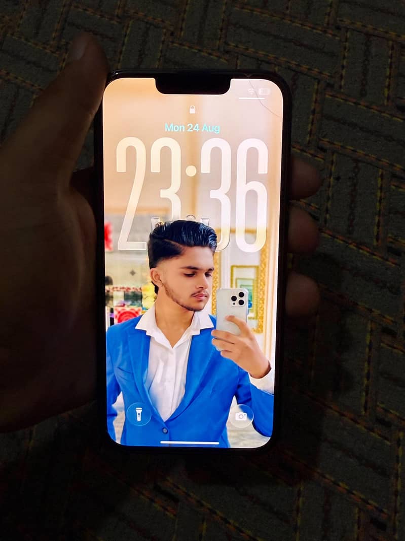 Apple iPhone 16e 2