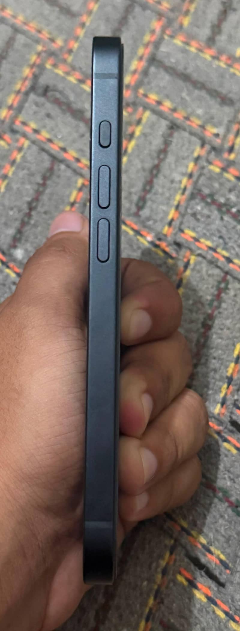 Apple iPhone 16e 3
