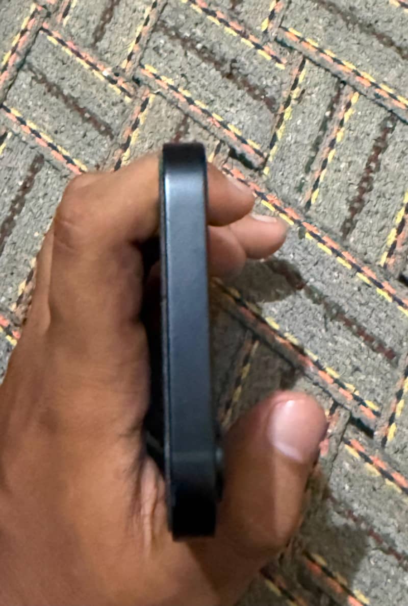 Apple iPhone 16e 4