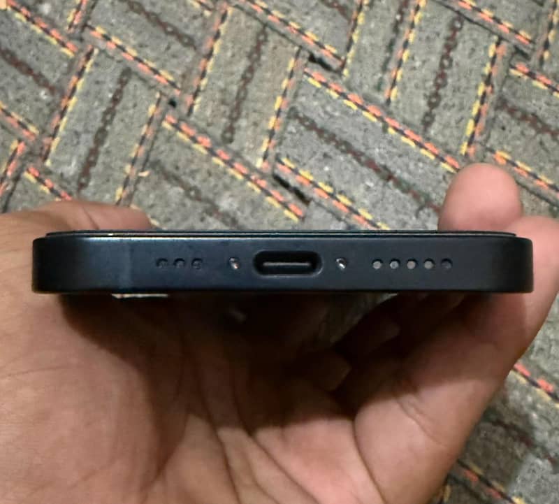 Apple iPhone 16e 5