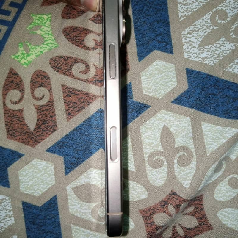 Apple iPhone 16 Pro 2