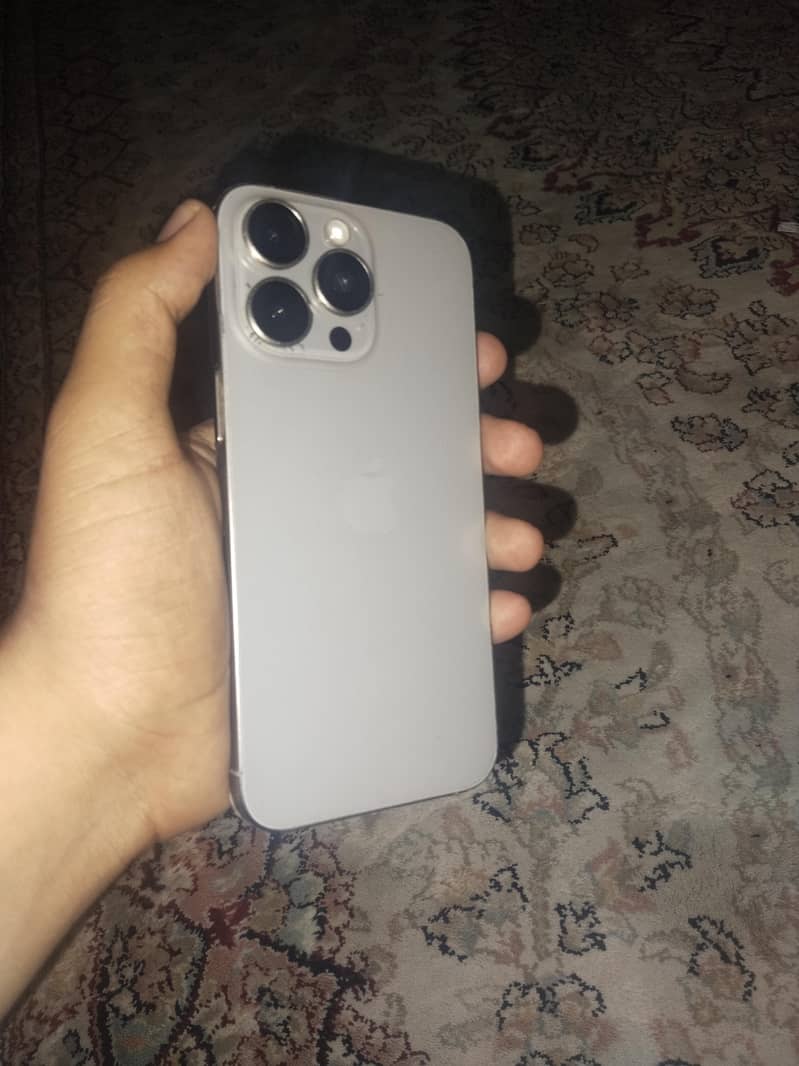 Apple iPhone 15 Pro Max 3