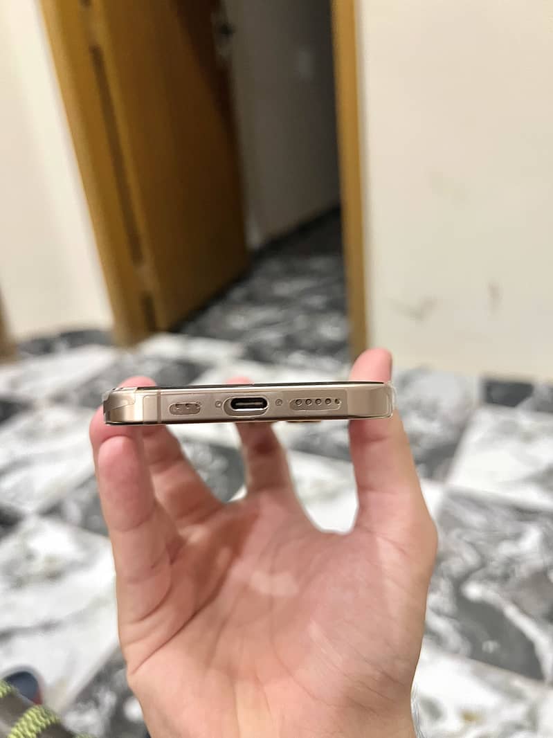 Apple iPhone 16 Pro 2
