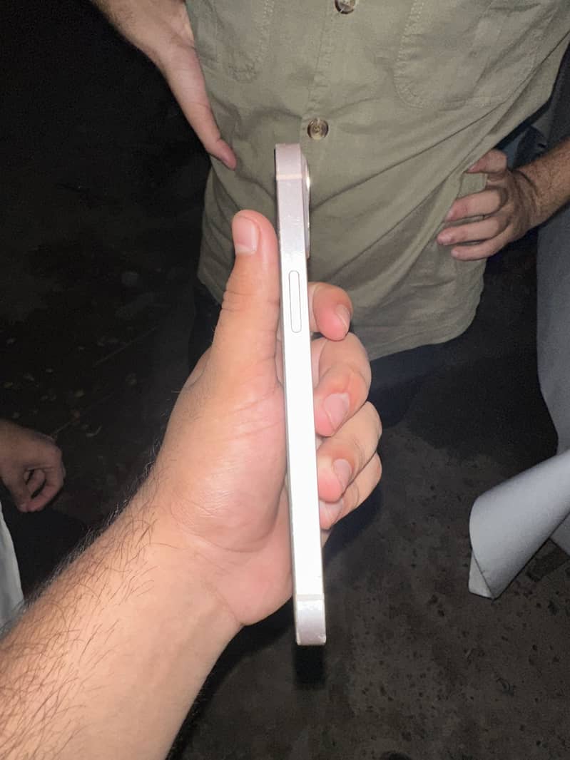 Apple iPhone 13 5