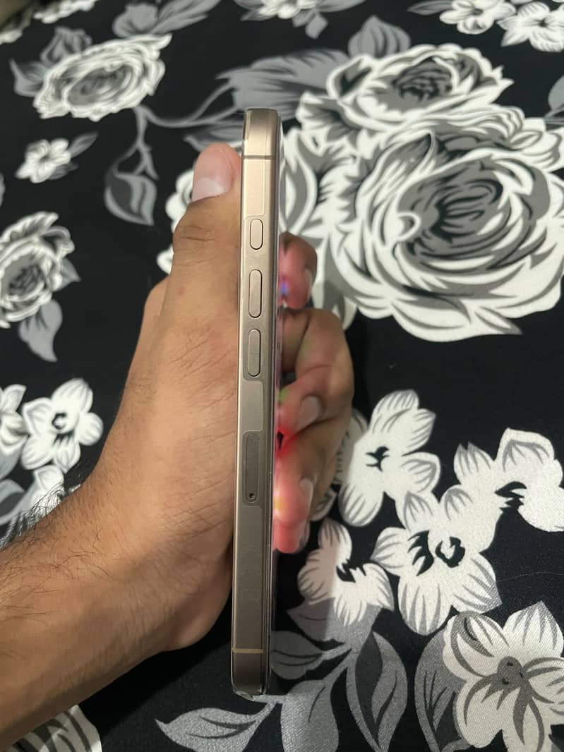Apple iPhone 16 Pro 3