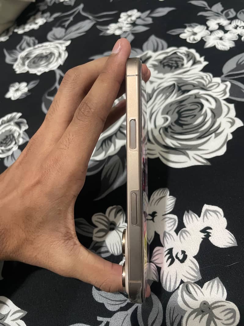 Apple iPhone 16 Pro 4