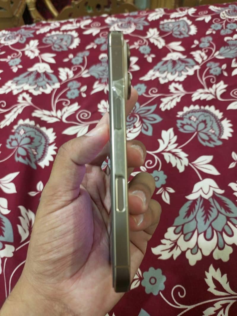 Apple iPhone 16 Pro 3