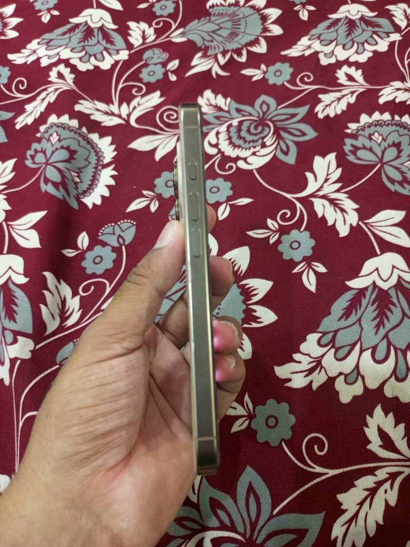 Apple iPhone 16 Pro 4