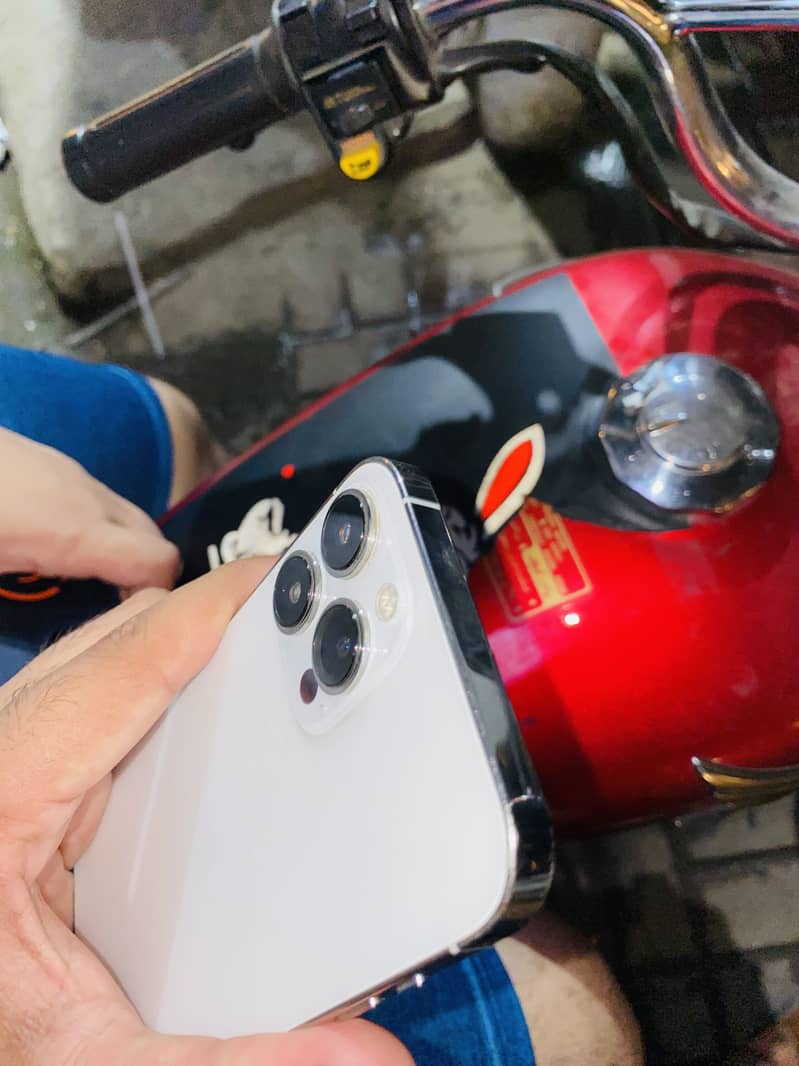 Apple iPhone 13 Pro Max 2