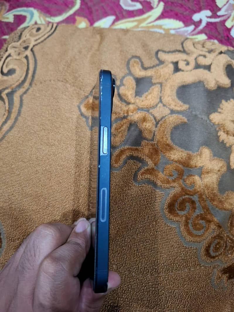 Apple iPhone 13 6