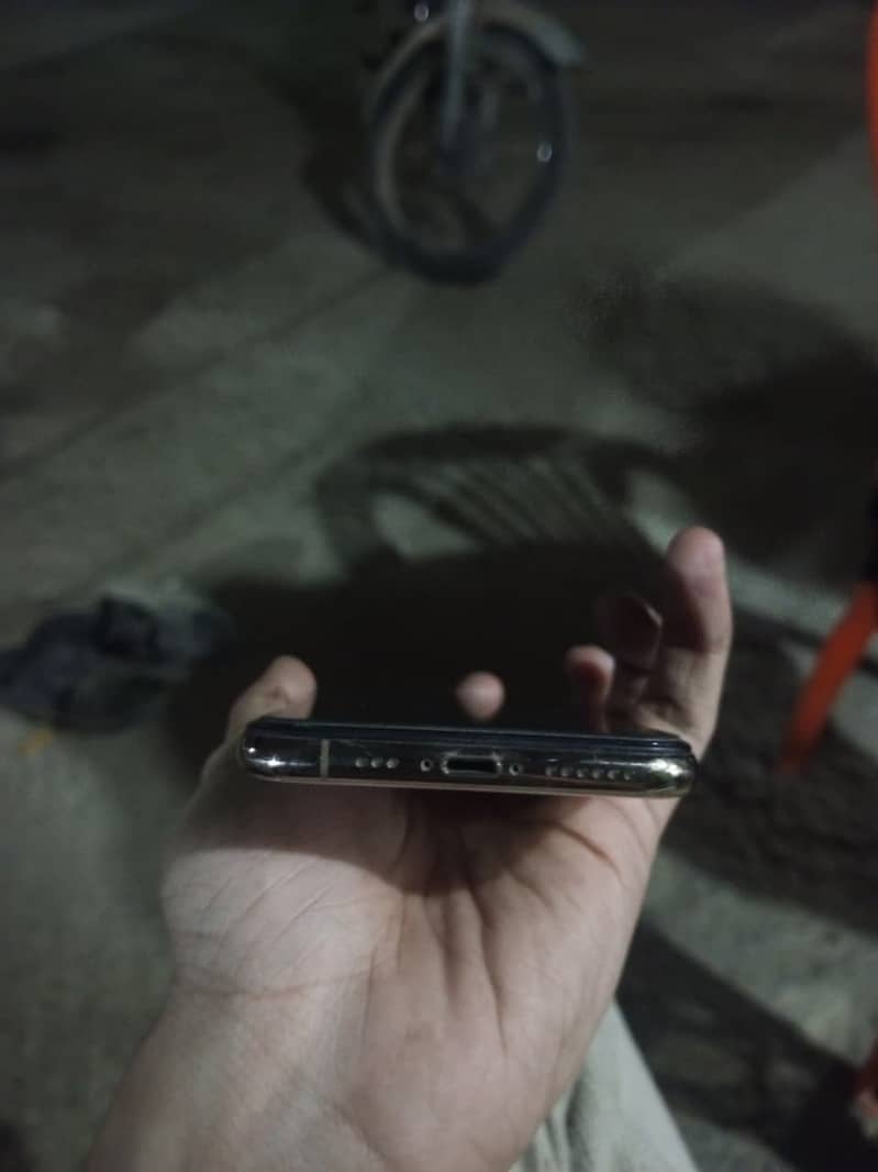 Apple iPhone XS 3