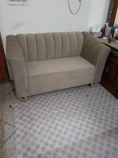 2 seater sofa wooden  5 fit length  nnew sofa  1 month  use