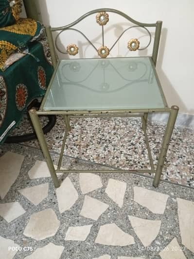 Bed/side table/mattress