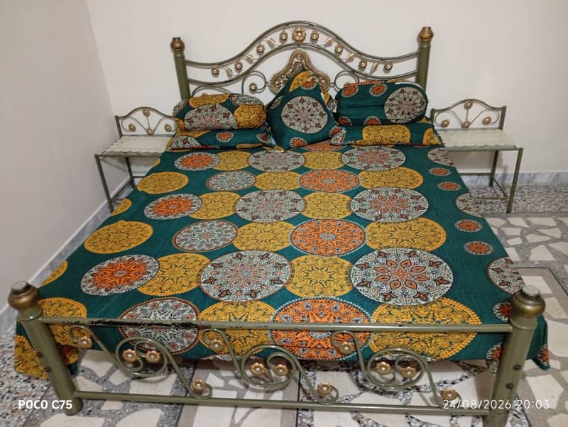 Bed/side table/mattress 1