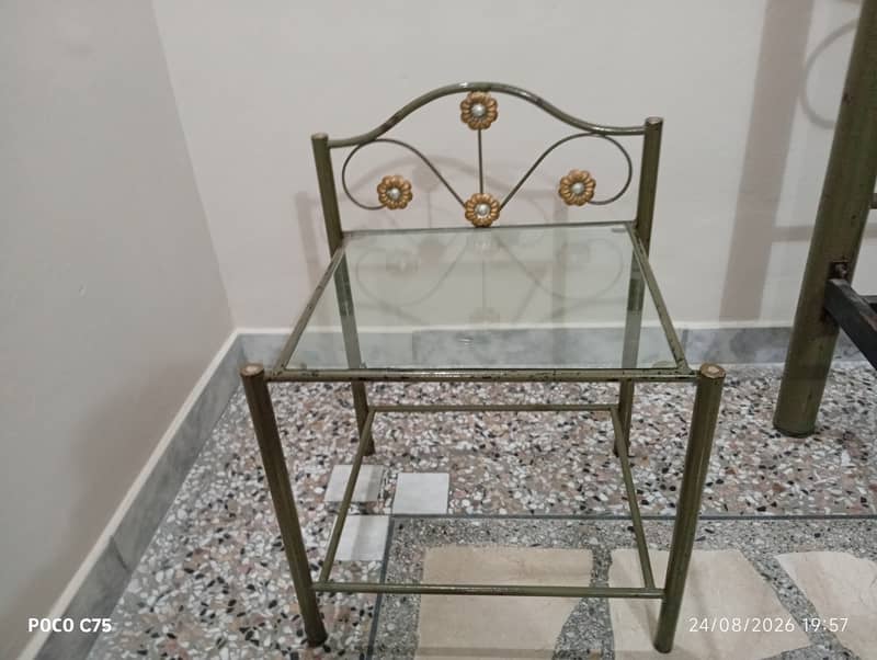 Bed/side table/mattress 2