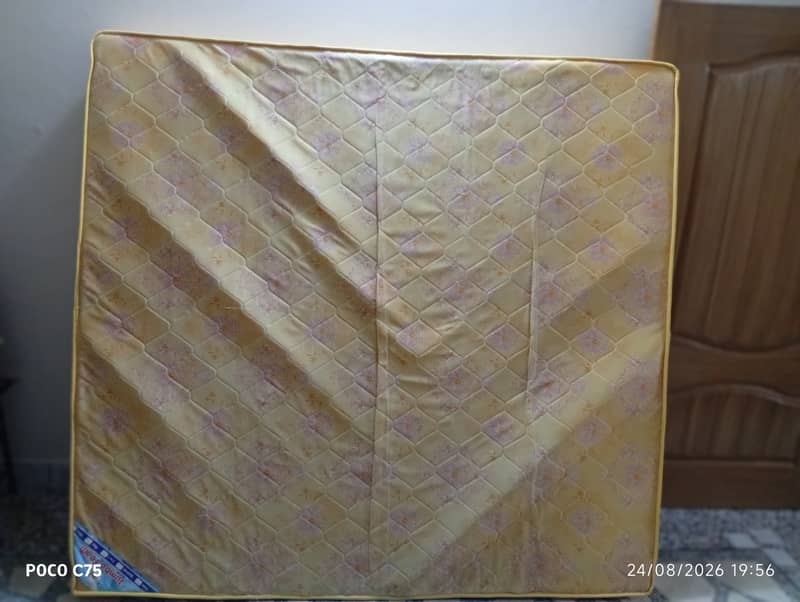 Bed/side table/mattress 3