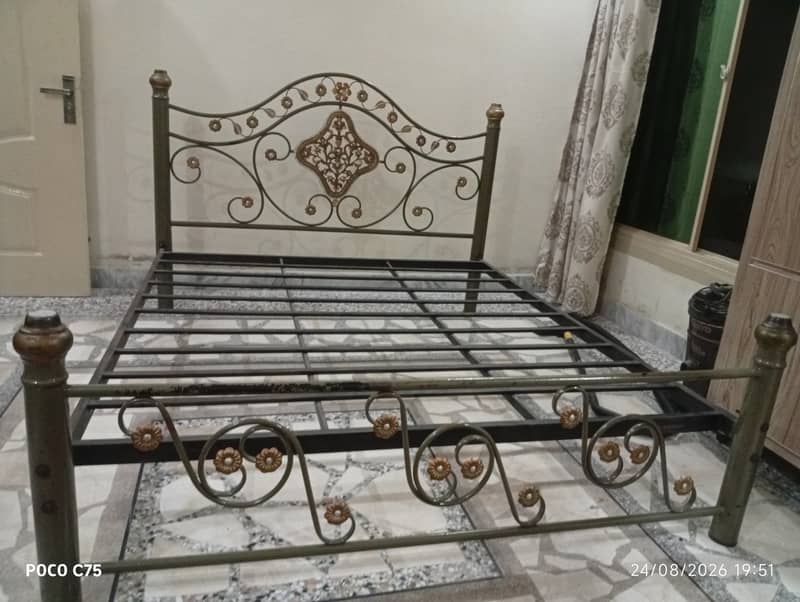 Bed/side table/mattress 4