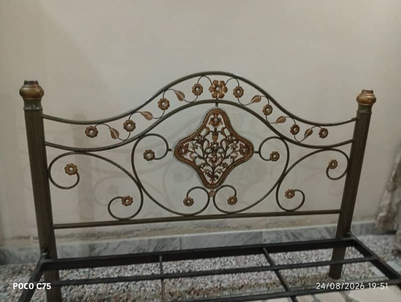 Bed/side table/mattress 5