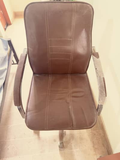 Revolving Office Chair / Desk Chair Halki Wear & Tear, Excellent Base