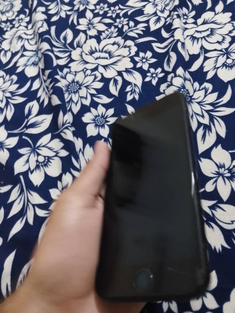 Apple iPhone 7 10