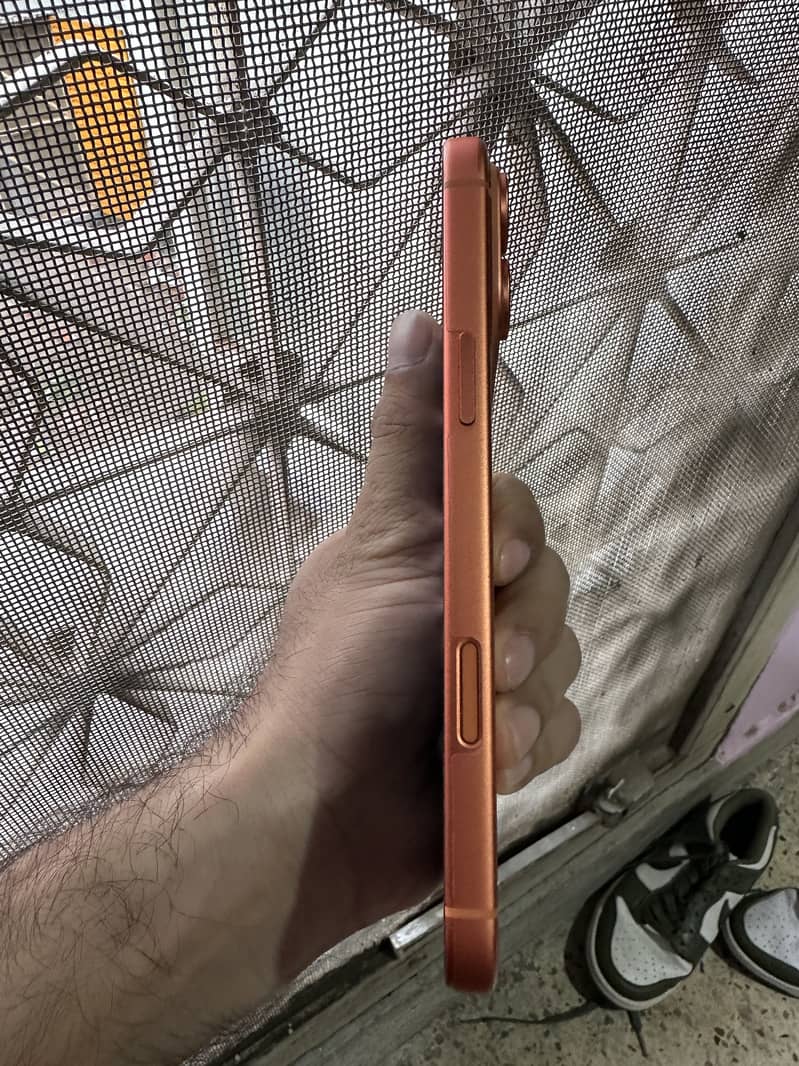 Apple iPhone 17 Pro Max 4