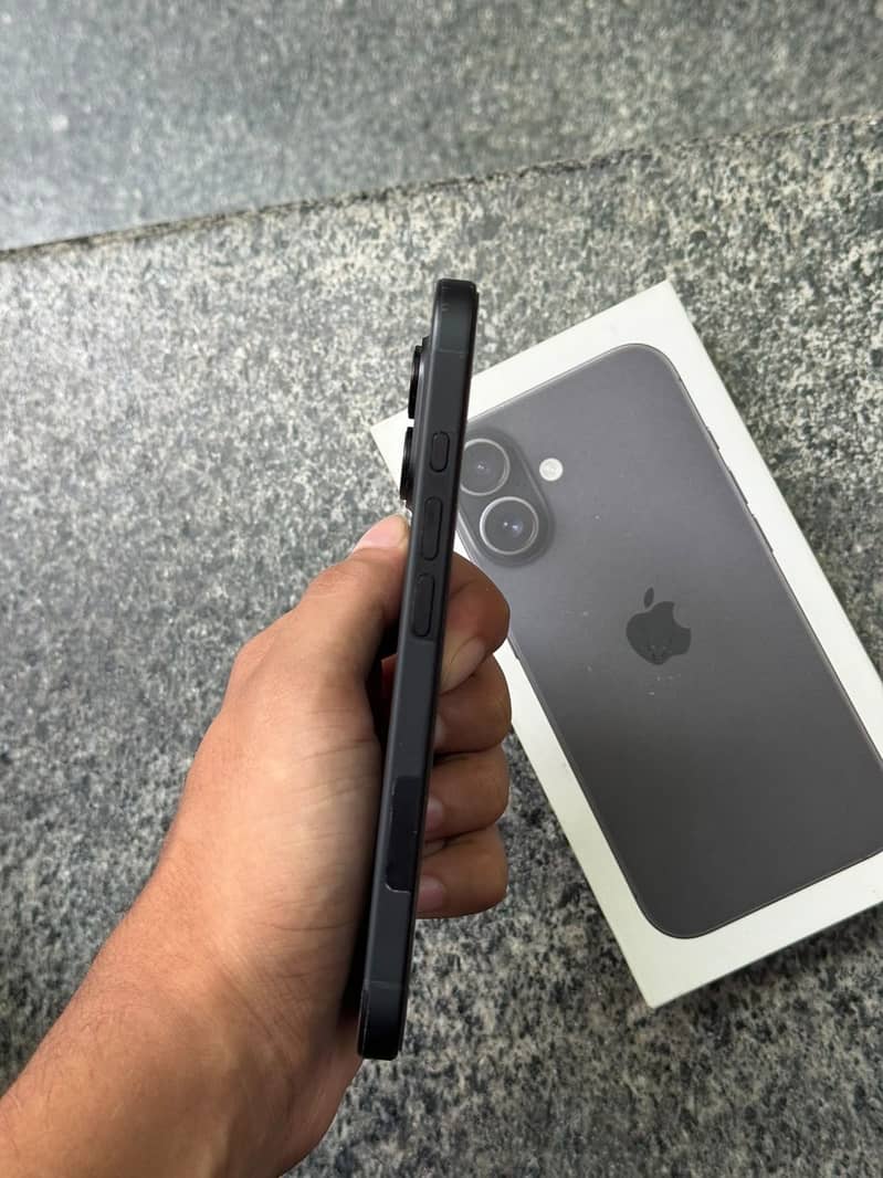 Apple iPhone 16 4