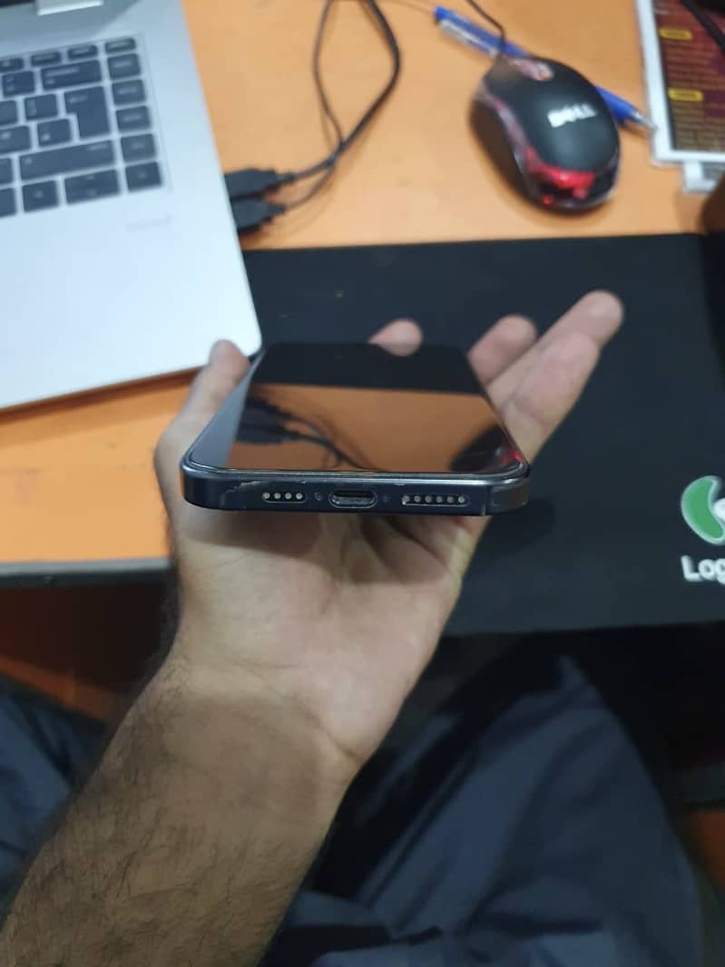 Apple iPhone 15 Pro Max 2