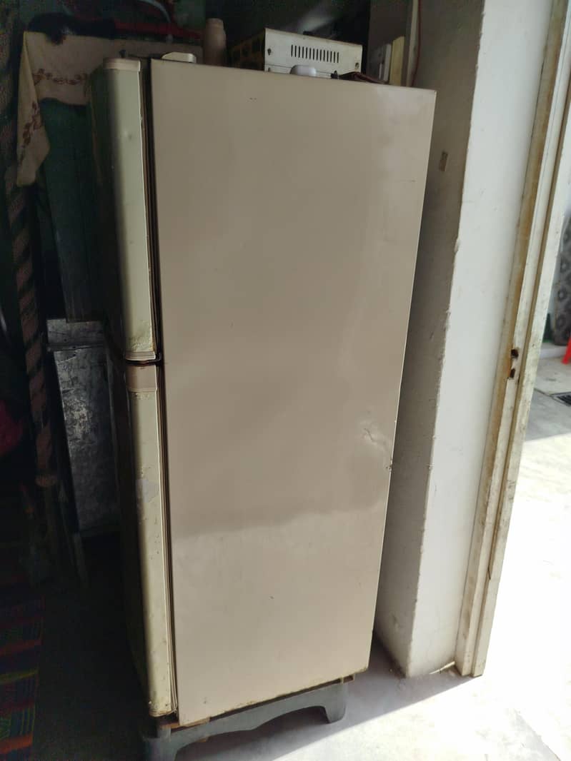 DAWLANCE MEDIUM SIZE FRIDGE 2
