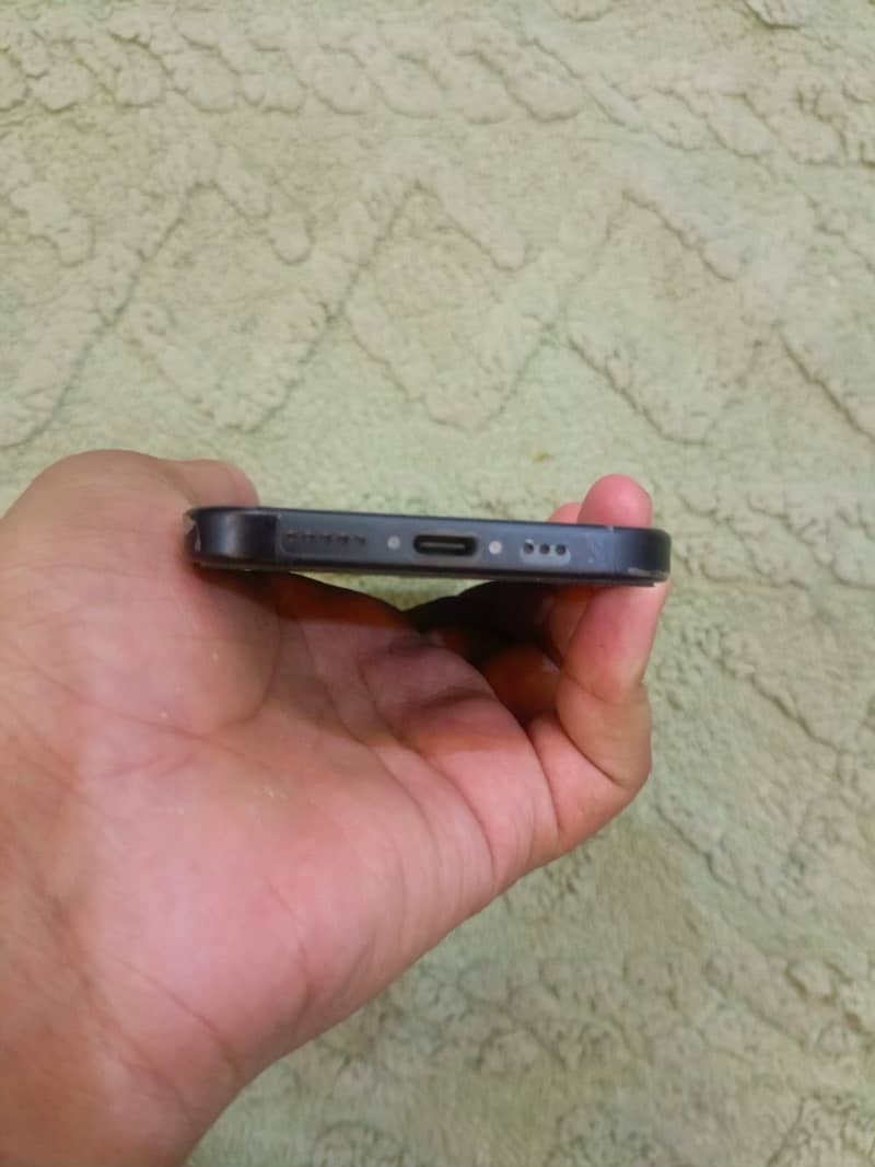 Apple iPhone 16 2