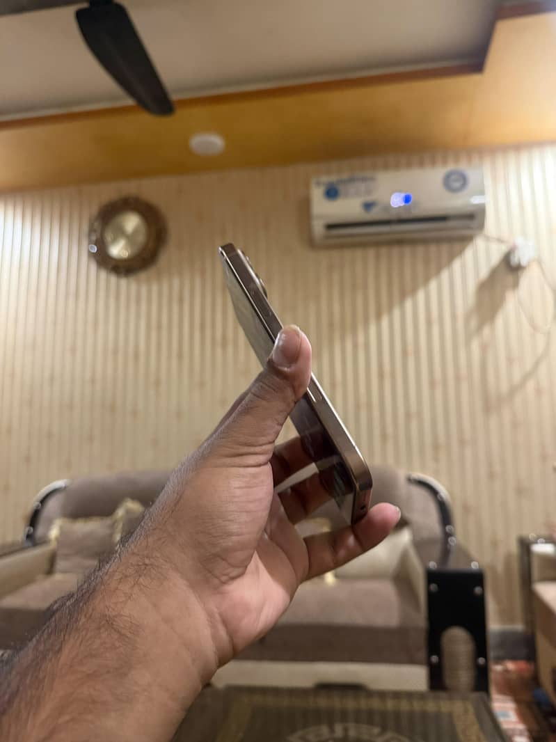 Apple iPhone 16 Pro Max 3