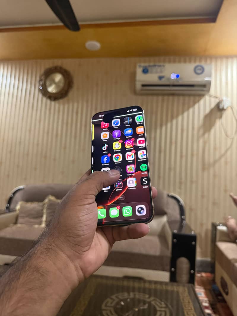 Apple iPhone 16 Pro Max 5