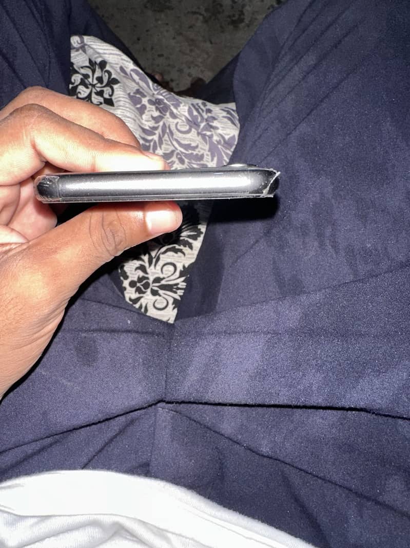Apple iPhone 11 4