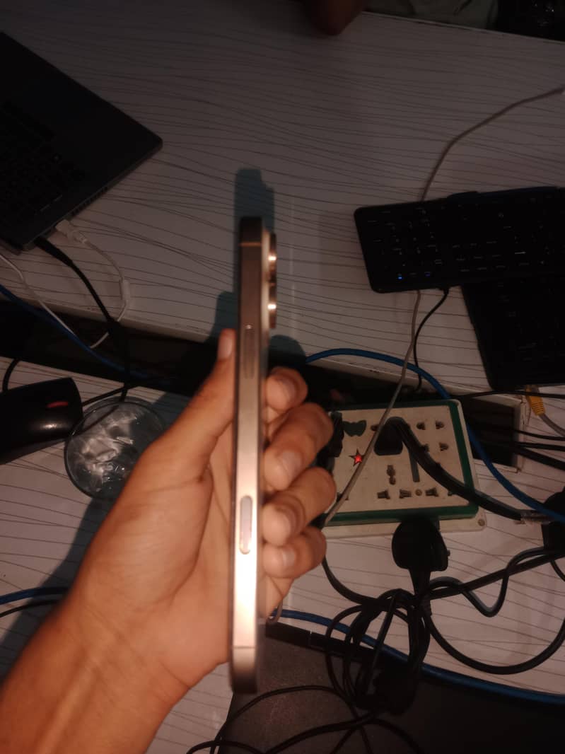 Apple iPhone 16 Pro Max 0