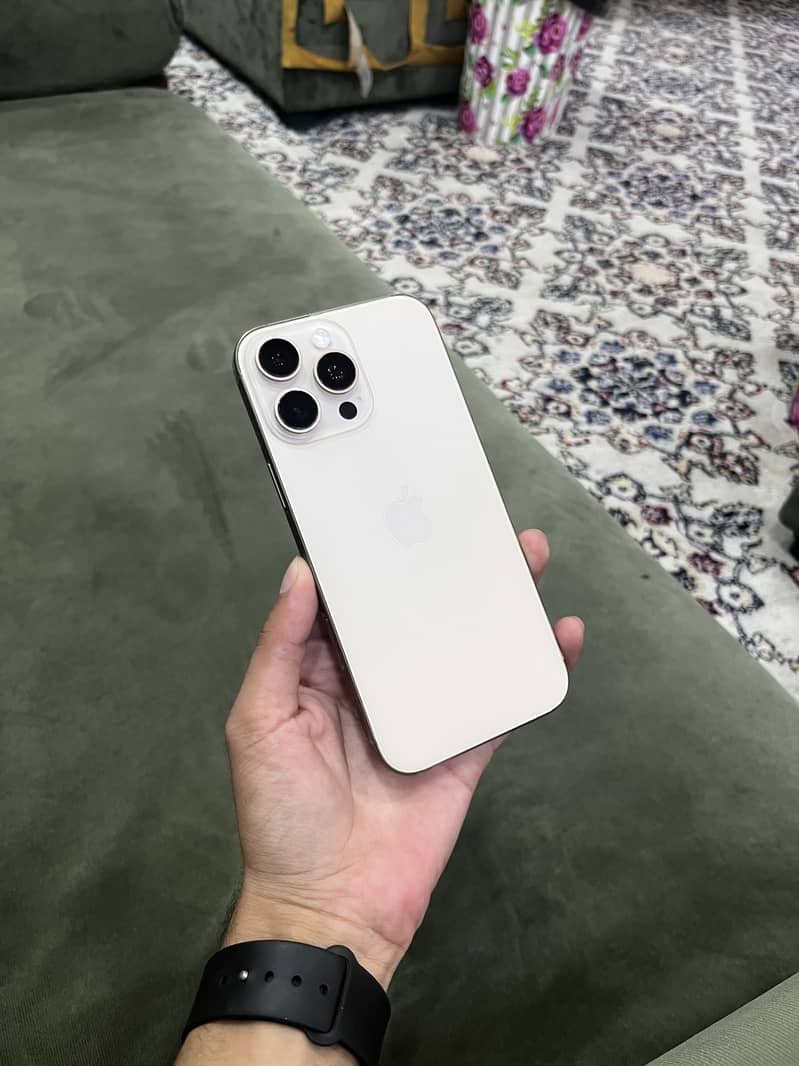 Apple iPhone 16 Pro Max 1