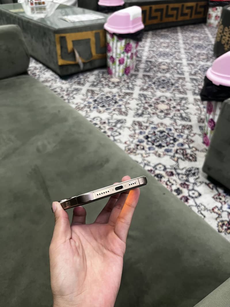 Apple iPhone 16 Pro Max 6