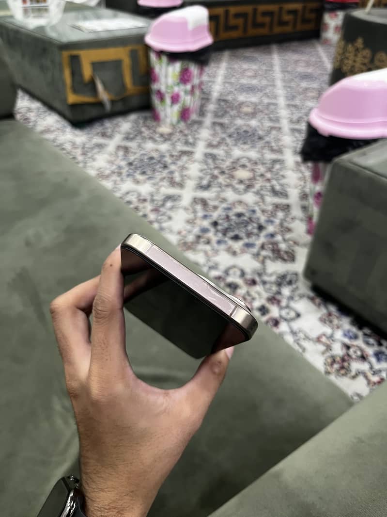 Apple iPhone 16 Pro Max 8