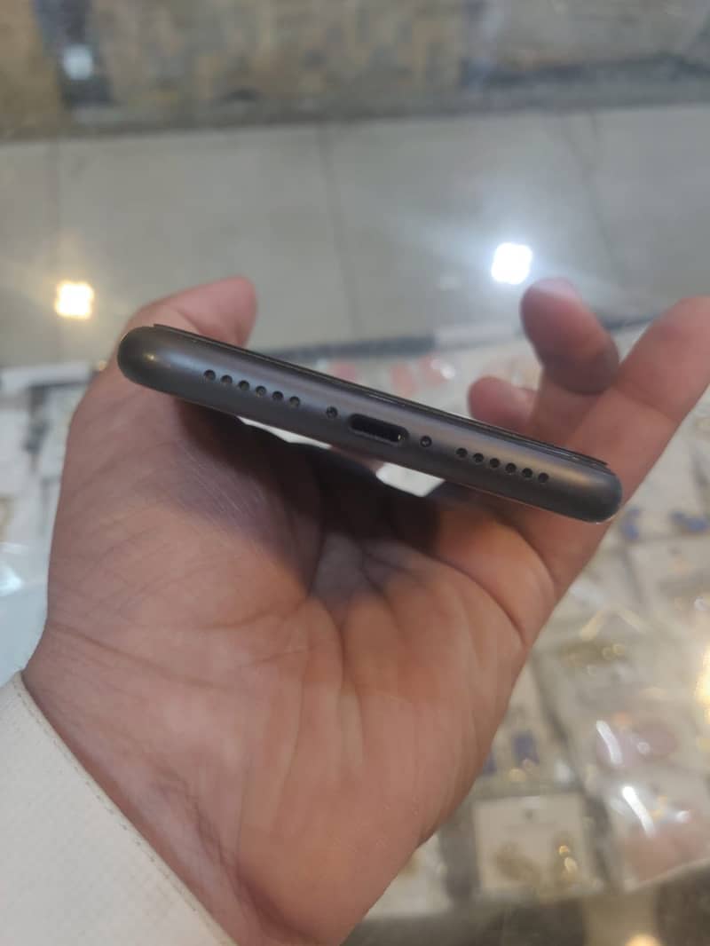 Apple iPhone 11 3
