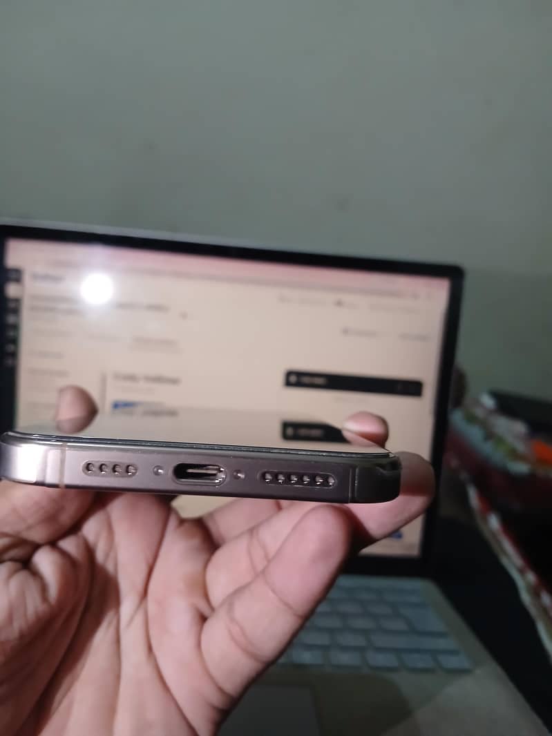 Apple iPhone 16 Pro Max 4