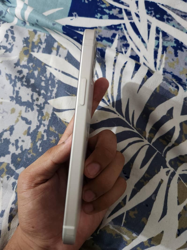 Apple iPhone 12 4