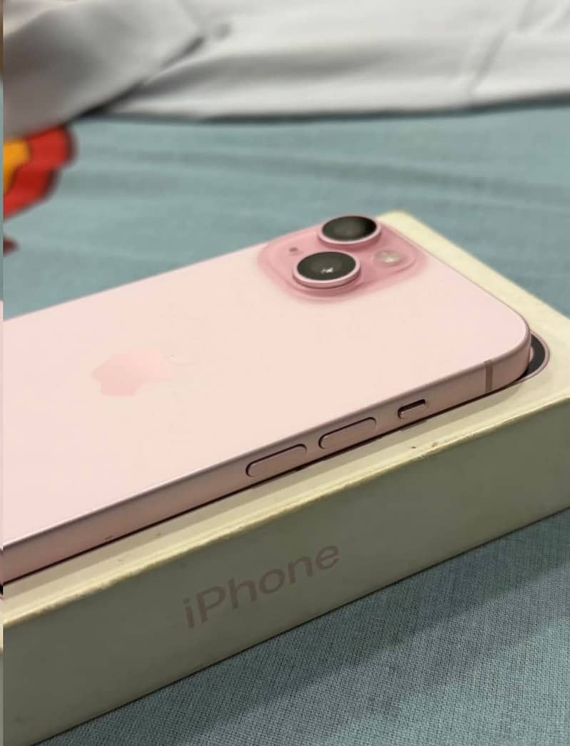 iPhone 15  4