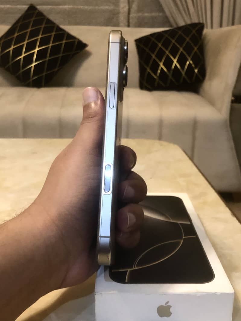 Apple iPhone 16 Pro Max 7