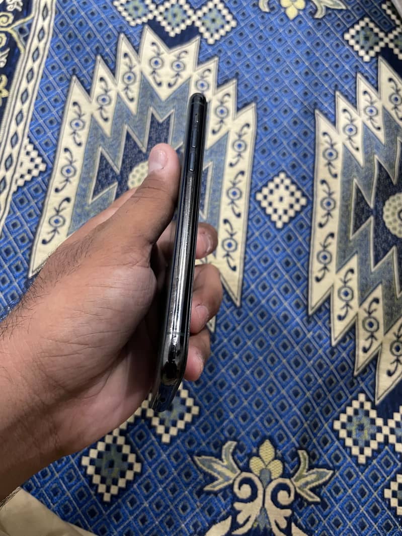 Apple iPhone 11 Pro 4