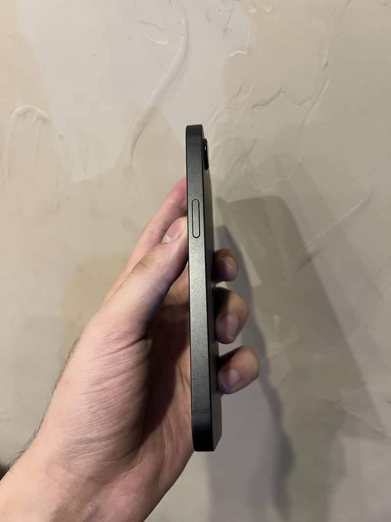 Apple iPhone 17e 1