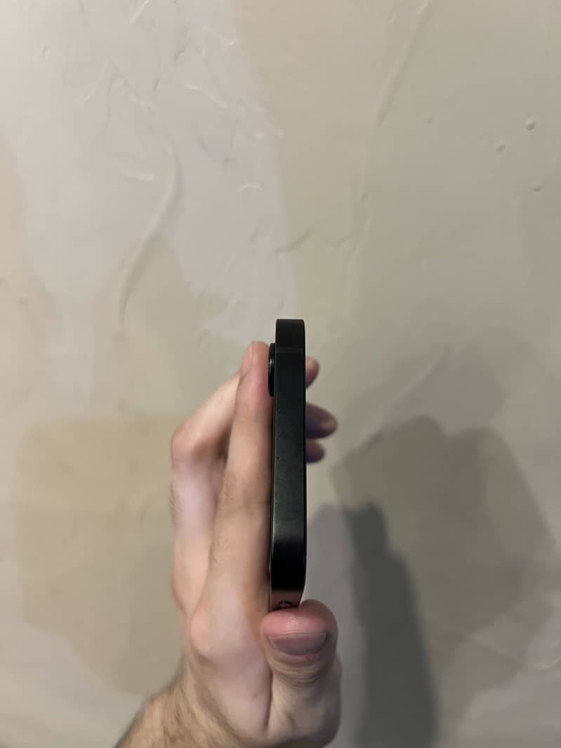 Apple iPhone 17e 4